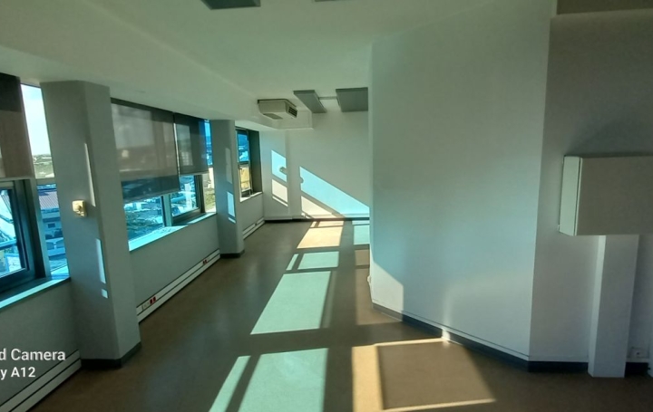 Local commercial SAINT DENIS (97490)  25 m2 777 € 