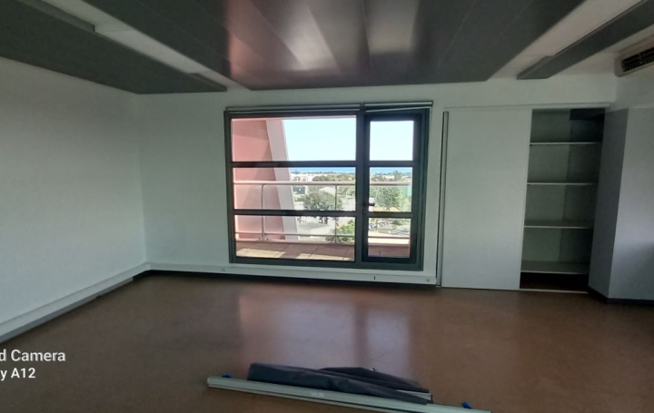 Local commercial SAINT DENIS (97490)  25 m2 777 € 