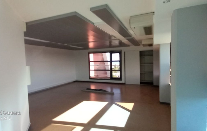 Local commercial SAINT DENIS (97490)  25 m2 777 € 