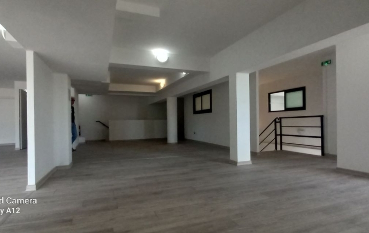 Local commercial LA POSSESSION (97419)  350 m2 4 000 € 