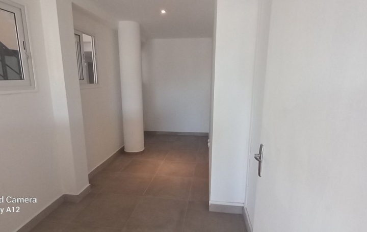 Local commercial LA POSSESSION (97419)  350 m2 4 000 € 