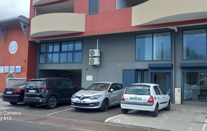 Local commercial LA POSSESSION (97419)  350 m2 4 000 € 