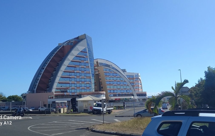 Réseau Immo-diffusion : Local commercial  SAINT DENIS  22 m2 843 € 