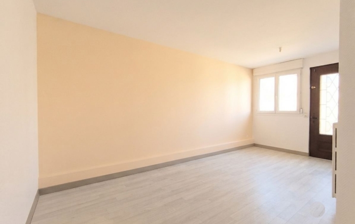 Maison LUX (71100)  98 m2 907 € 