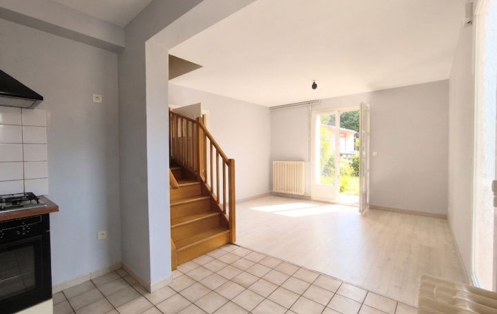 Maison LUX (71100)  98 m2 907 € 