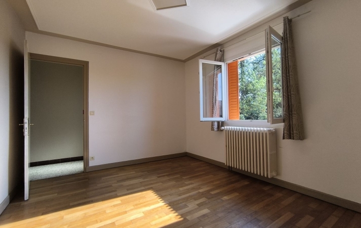 Maison LUX (71100)  98 m2 907 € 