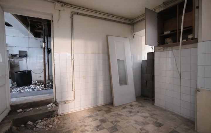 Studio UCHIZY (71700)  75 m2 25 500 € 