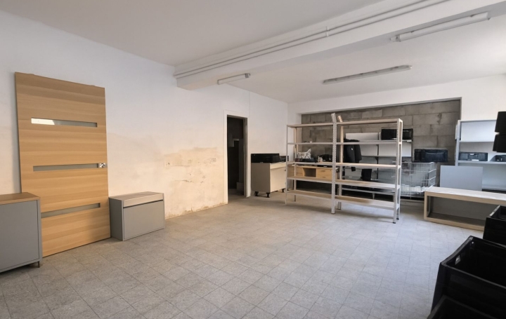 Studio UCHIZY (71700)  75 m2 25 500 € 
