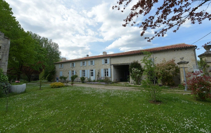 Maison / Villa SURGERES (17700) 293 m2 395 000 € 