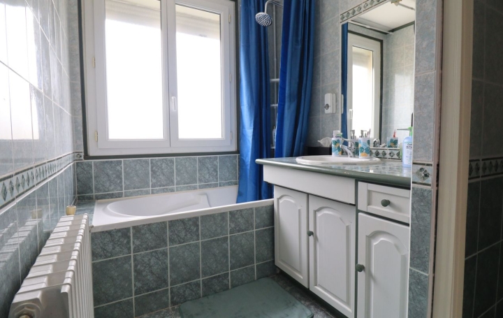 Maison AMBES (33810)  105 m2 233 200 € 