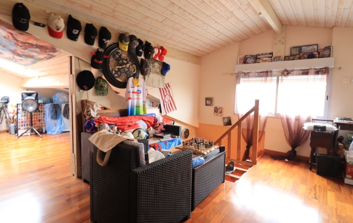 Maison AMBES (33810)  105 m2 233 200 € 