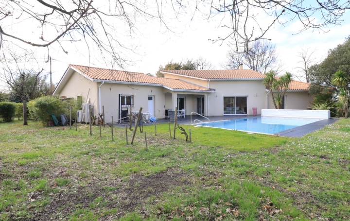 Maison PLASSAC (33390)  246 m2 499 000 € 