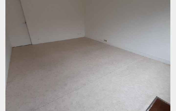 Local commercial CHALUS (87230)  44 m2 488 € 