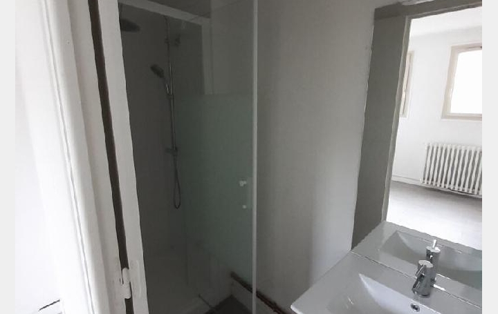 3 Pièces CHALUS (87230)  48 m2 499 € 