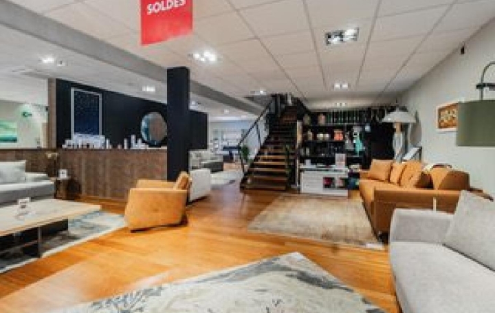 Local commercial TRIGNAC (44570)  388 m2 6 200 € 