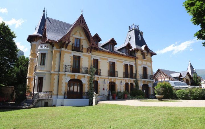 Domaine FOIX (09000)  1 000 m2 2 080 000 € 
