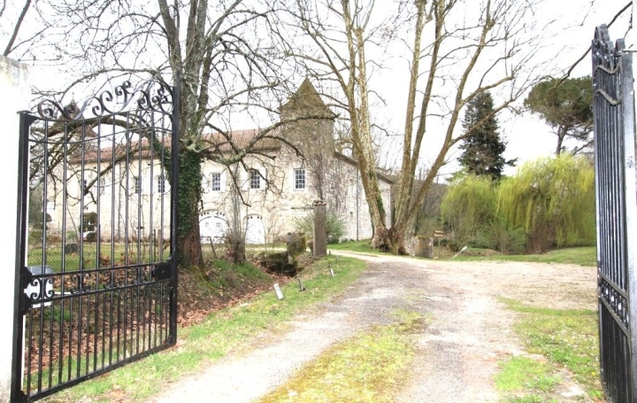 Domaine LAUZERTE (82110)  943 m2 899 000 € 