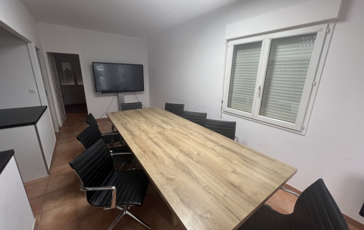 Local commercial VIC-LA-GARDIOLE (34110)  44 m2 800 € 