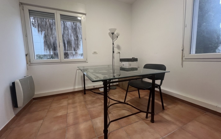 Local commercial VIC-LA-GARDIOLE (34110)  44 m2 800 € 