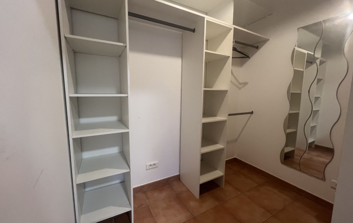 Local commercial VIC-LA-GARDIOLE (34110)  44 m2 800 € 