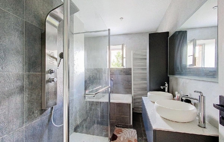 Maison VERZE (71960)  84 m2 830 € 