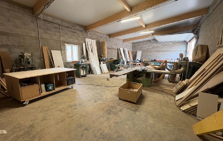 Local commercial LA ROCHE-VINEUSE (71960)  130 m2 915 € 