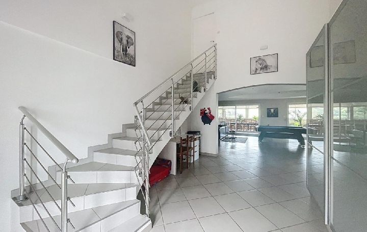 Maison LA ROCHE-VINEUSE (71960)  210 m2 369 000 € 