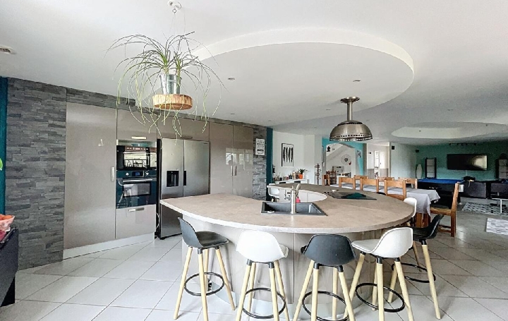 Maison LA ROCHE-VINEUSE (71960)  210 m2 369 000 € 