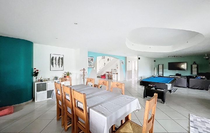 Maison LA ROCHE-VINEUSE (71960)  210 m2 369 000 € 