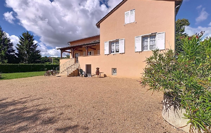 Maison IGE (71960)  212 m2 349 000 € 