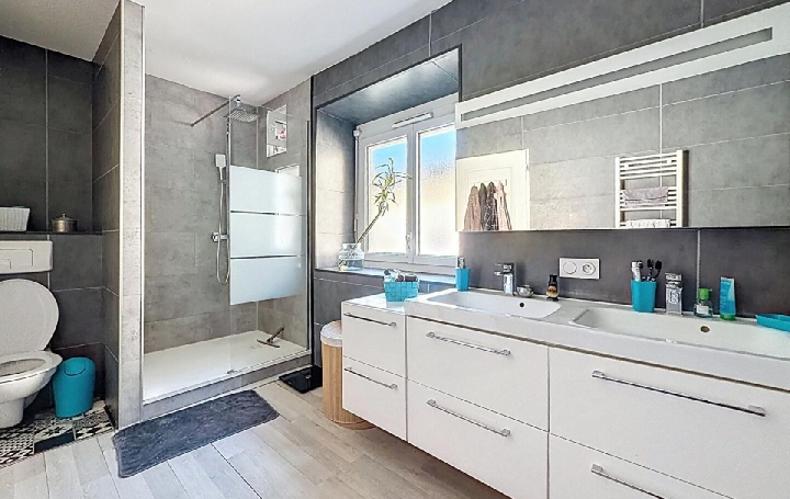 Maison LA ROCHE-VINEUSE (71960)  135 m2 210 000 € 