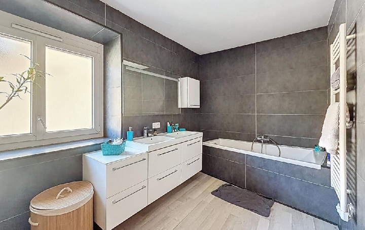 Maison LA ROCHE-VINEUSE (71960)  135 m2 210 000 € 