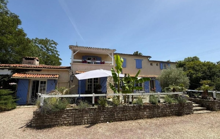Maison VERTEUIL-SUR-CHARENTE (16510)  370 m2 399 400 € 