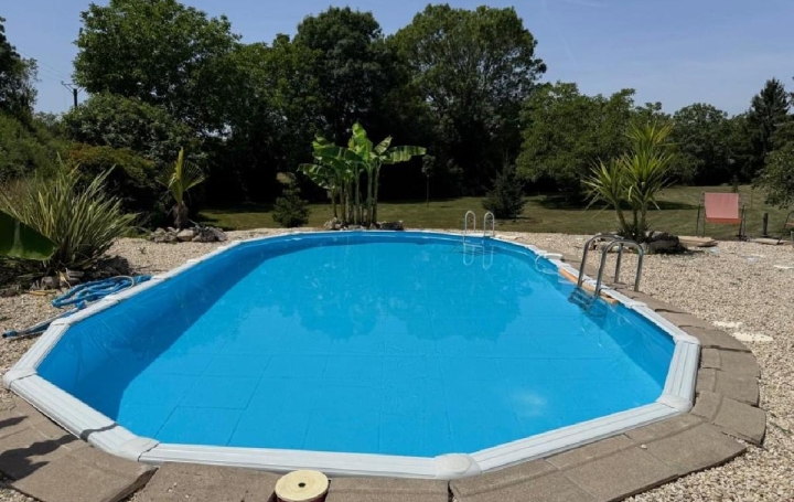 Maison VERTEUIL-SUR-CHARENTE (16510)  370 m2 399 400 € 
