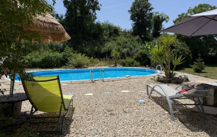 Maison VERTEUIL-SUR-CHARENTE (16510)  370 m2 399 400 € 