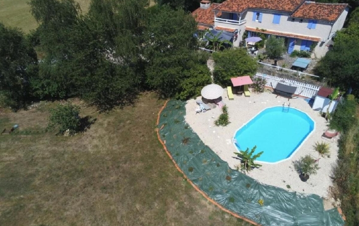 Maison VERTEUIL-SUR-CHARENTE (16510)  370 m2 399 400 € 