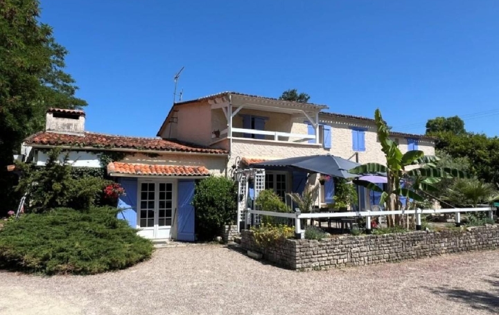 Maison VERTEUIL-SUR-CHARENTE (16510)  370 m2 447 350 € 