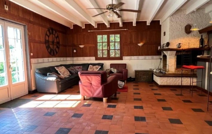 Maison VERTEUIL-SUR-CHARENTE (16510)  370 m2 447 350 € 