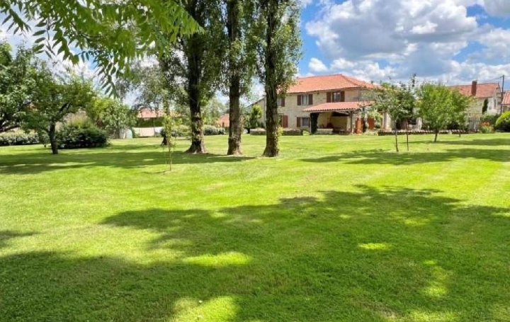 Maison CELLEFROUIN (16260)  270 m2 342 600 € 