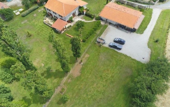 Maison CELLEFROUIN (16260)  270 m2 342 600 € 