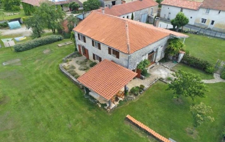 Maison CELLEFROUIN (16260)  270 m2 342 600 € 