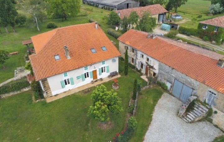 Maison CELLEFROUIN (16260)  270 m2 342 600 € 