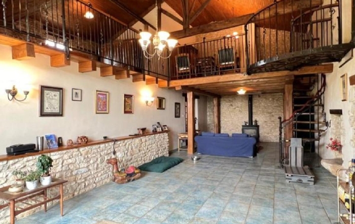 Maison CELLEFROUIN (16260)  270 m2 342 600 € 