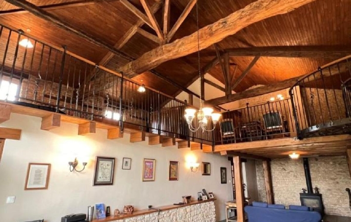 Maison CELLEFROUIN (16260)  270 m2 342 600 € 