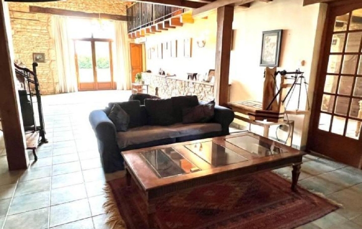 Maison CELLEFROUIN (16260)  270 m2 342 600 € 