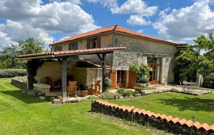 Maison CELLEFROUIN (16260)  270 m2 342 600 € 