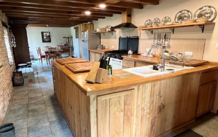 Maison CELLEFROUIN (16260)  270 m2 324 950 € 