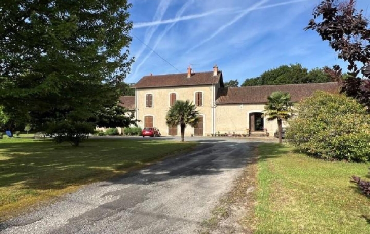 Maison VERTEUIL-SUR-CHARENTE (16510)  220 m2 297 800 € 