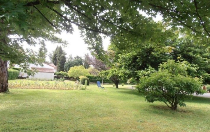 Maison VERTEUIL-SUR-CHARENTE (16510)  220 m2 297 800 € 