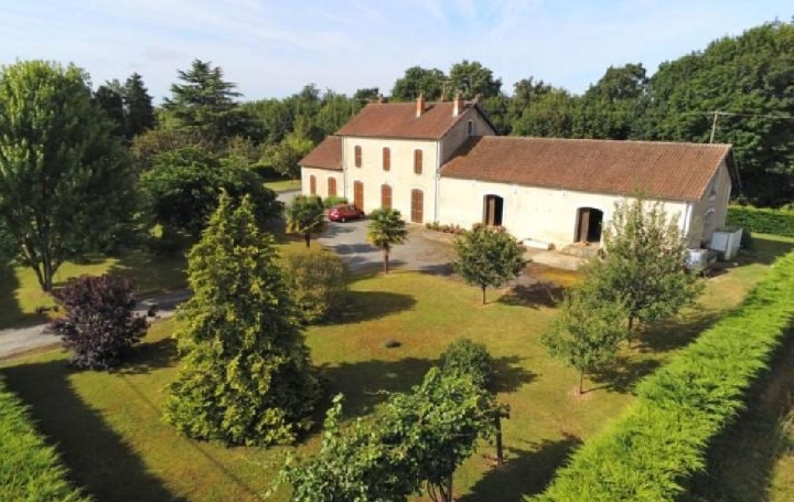 Maison VERTEUIL-SUR-CHARENTE (16510)  220 m2 297 800 € 